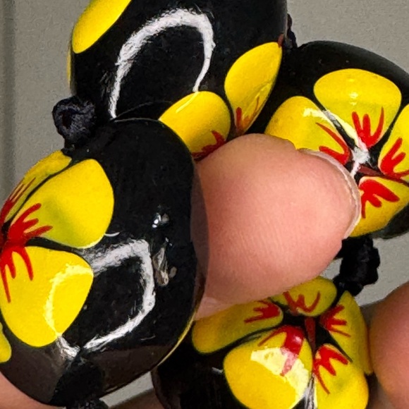 Yellow Hibiscus Kukui Nut Lei Necklace NWOT - Picture 4 of 5